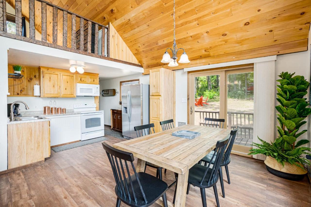 Quaint Loft Cabin W Hot Tub, Firepit, Deck & Grill Hedgesville Exterior foto