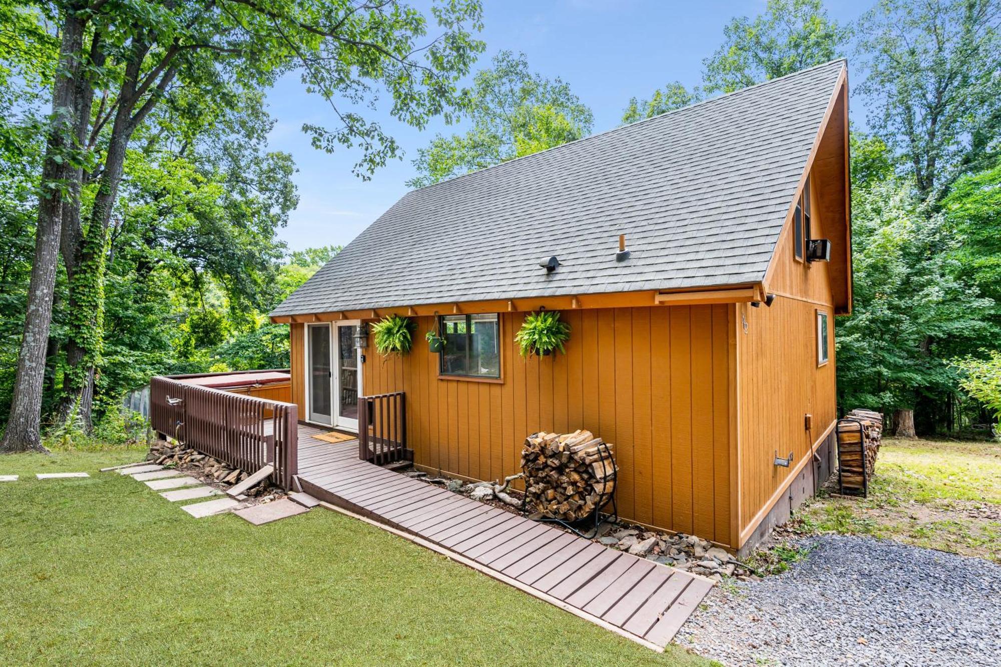 Quaint Loft Cabin W Hot Tub, Firepit, Deck & Grill Hedgesville Exterior foto