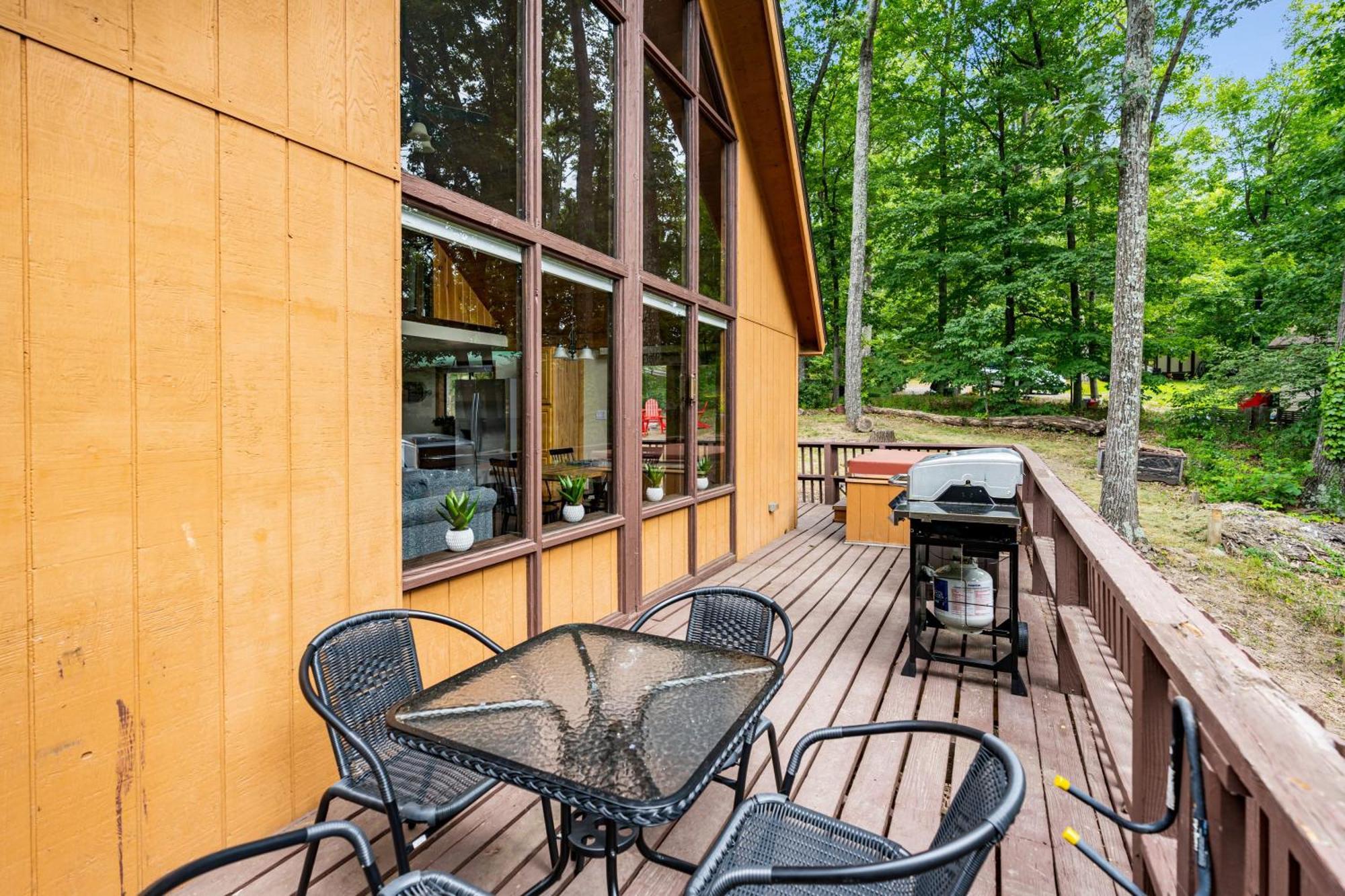 Quaint Loft Cabin W Hot Tub, Firepit, Deck & Grill Hedgesville Exterior foto